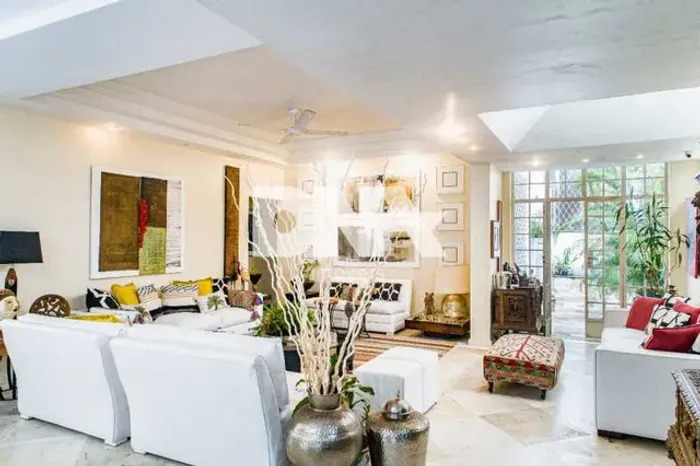 Casa de rua : Triplex / Residencial / Gávea