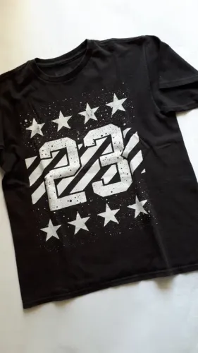Camiseta Infantil Take That tamanho M preta com estampa - usada em bom estado
