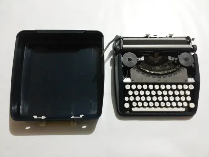 Maquina de escrever Olivetti portátil