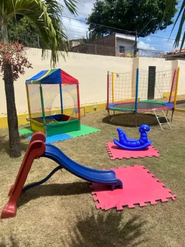 Pula-pula, escorregador e casinha para crianças