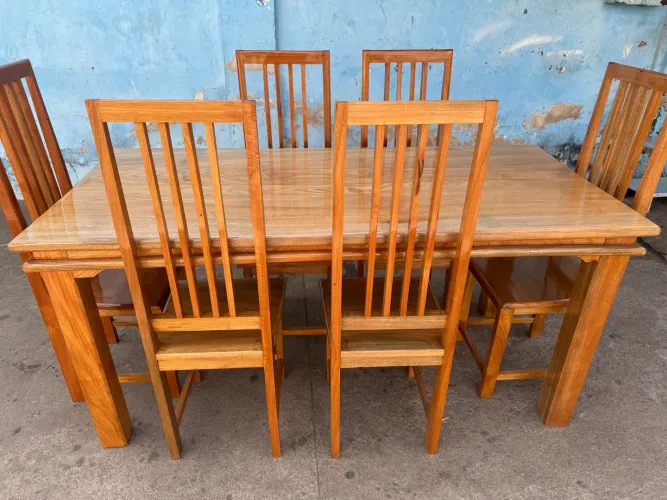 Conjunto de Mesa e Cadeiras de Madeira Maciça