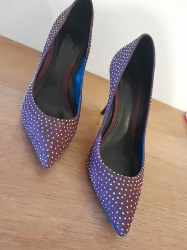 Scarpin com aplicações - Tam - 38 - Schutz R$30,00