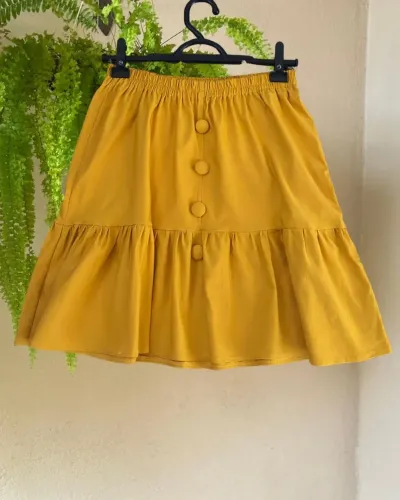 Saia feminina amarela. Peça nova.