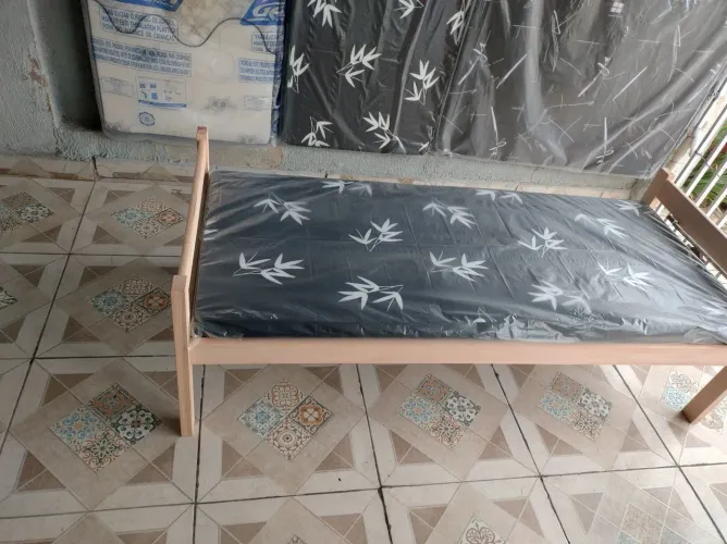 Cama solteiro de madeira 100% eucalipto nova com colchão 
