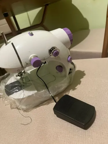Mini máquina de costura *Grátis mesa de encaixe