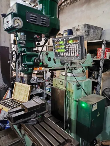 Fresadora Ferramenteira Kone ISO 40 com digital nos três eixos e automático nos dois eixos
