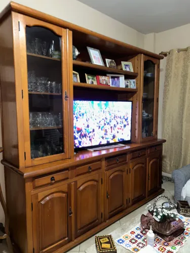 ESTANTE DE MADEIRA MACIÇA PARA SALA