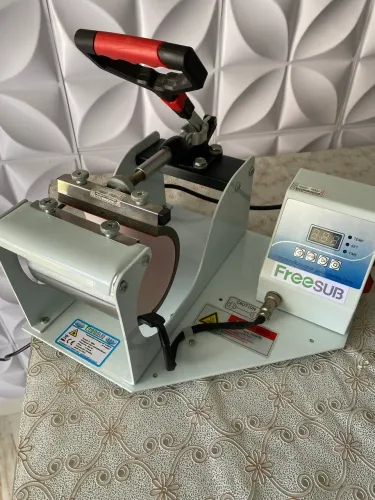 Prensa Térmica +6 Canecas de Polímero + Fita Térmica + Caixas (LEIA)