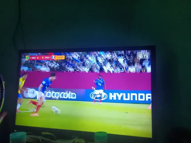 Vendo uma TV sempe 32 pega wi-fi só com Cabo toda boa 
