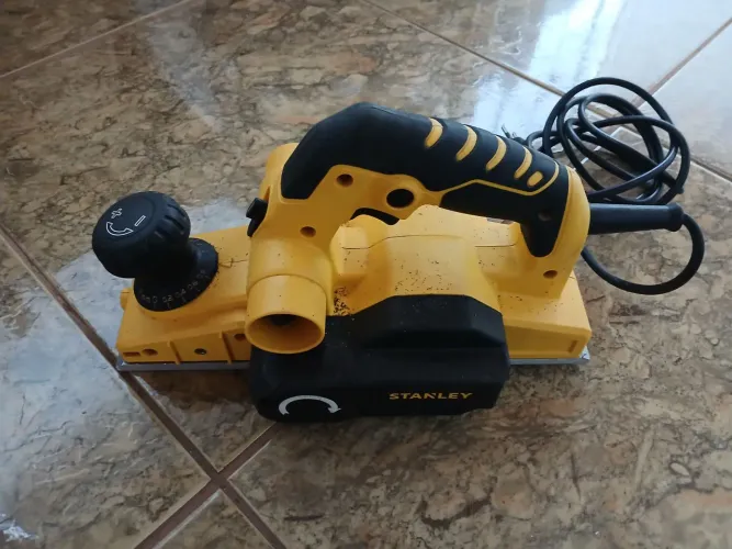 Plaina elétrica Stanley 127V, 750W