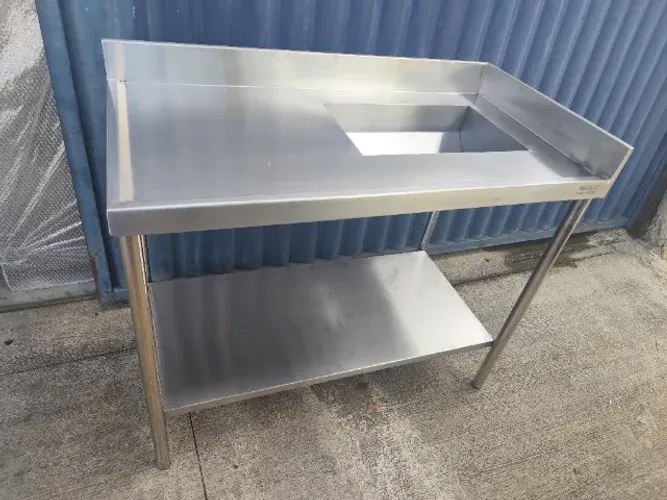 Pia Industrial em Inox com Prateleira Lisa para Facilidade na Limpeza