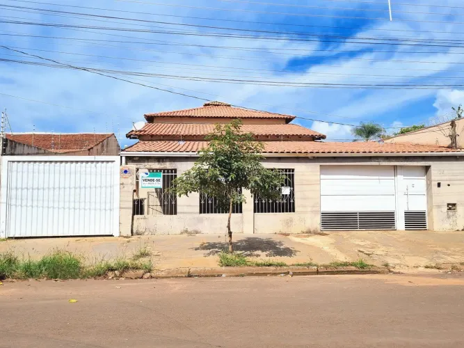 Baixou!!! Casa com terreno amplo, piscina e 4 quartos bairro Nova Campo Grande!!