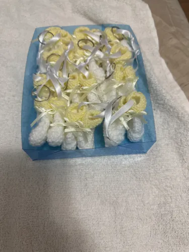 Lembrancinha de bebê Mini sapatinhos branco e amarelo