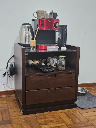 Escrivaninha em madeira maciça, com vidro