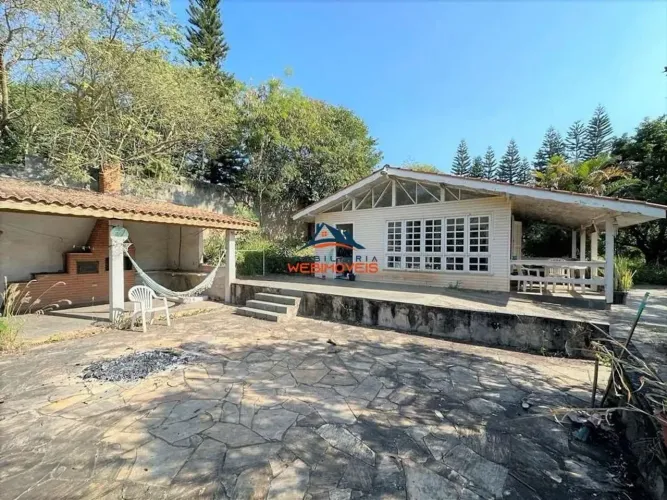 Casa à venda na Granja Viana, Carapicuíba-SP: 3 quartos, 1 suíte, 2 salas, 1 banheiro, 6 v