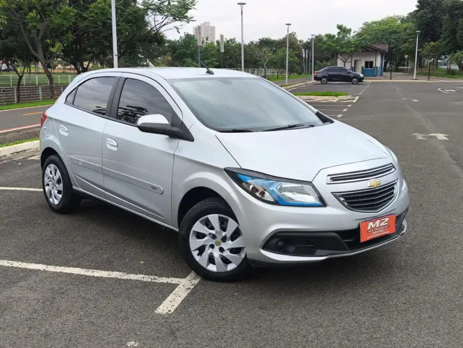 Chevrolet Onix Hatch LT 1.4 8V Flex Mec. 4P 2015