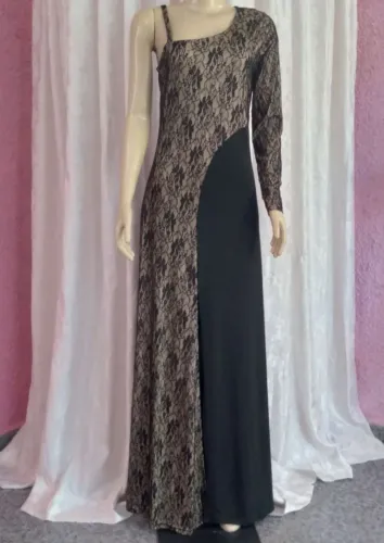 Vestido longo de um ombro e manga longa preto com aplicação em renda