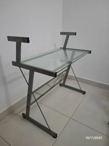 mesa de trabalho em ferro e vidro
