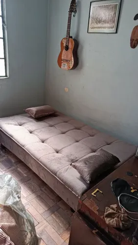 Sofá cama classico dicasaBH resistente e confortável