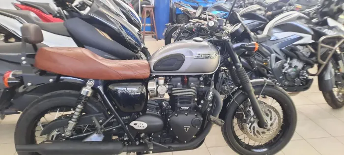 Triumph Bonneville T 120 Black 2023/24 11.450km exvelente estado.