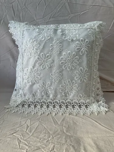 25,00 Almofada com CAPA BORDADA E ENCHIMENTO  Decorativa Branca com Renda Floral