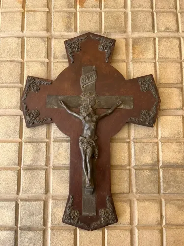 Crucifixo de parede antigo