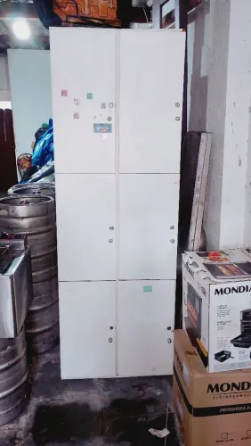 Três Armários Brancos com 6 Portas Cada