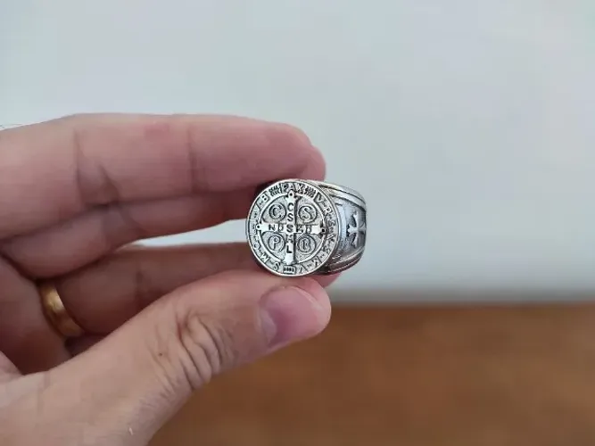 Anel Católico Cruz Sagrada com Medalha de São Bento - Aço Inoxidável