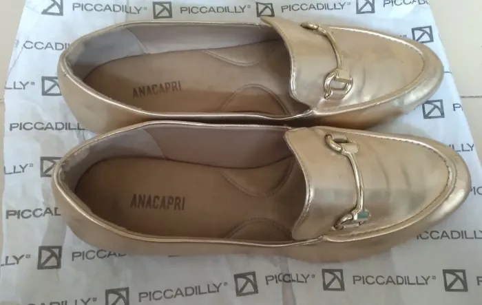 Mocassim dourado feminino
