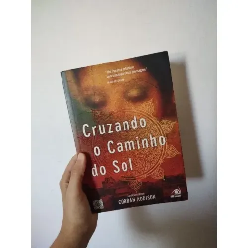 Livro Cruzando o Caminho do Sol, de Corban Addison