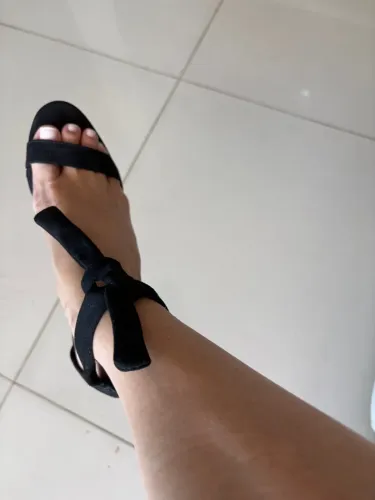 Sandália preta com amarração no tornozelo