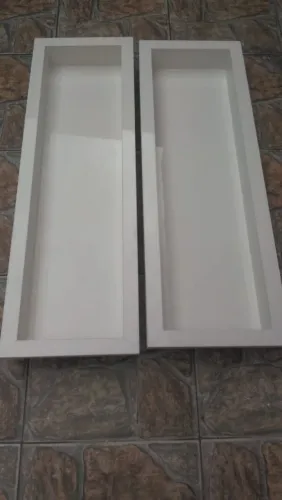 NICHO DE PORCELANATO BRANCO.