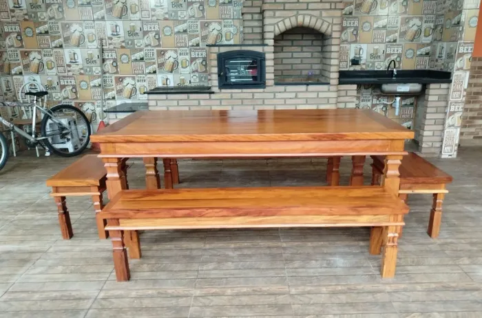Mesa de peroba rosa com bancos 