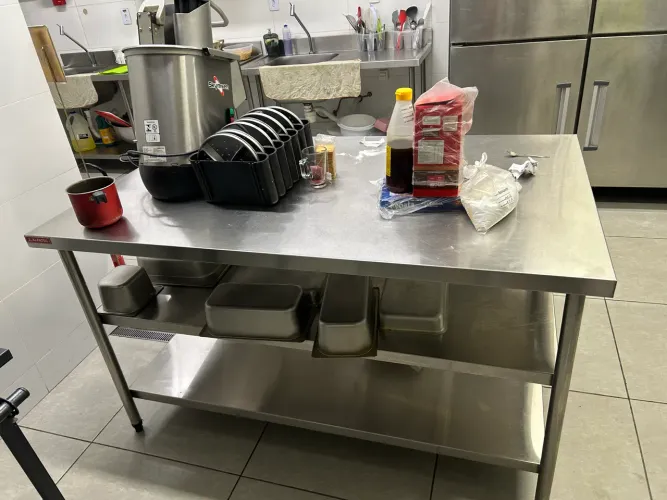 Mesa lisa de centro com DUAS prateleira, construído em aço inox
