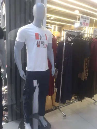 Manequim masculino cinza Camiseta e Calça Masculina - Estilo e Conforto