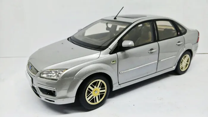 Miniatura Ford Focus Sedan 1/18