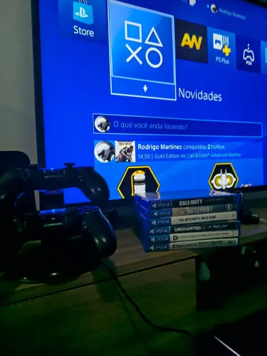 PS4 com jogos e dois controles
