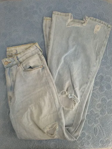 Calça Jeans Estilo Wide Leg Lavagem Clara com Rasgos e sem Lycra