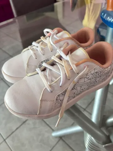 Vendo sapato infantil pouquíssimo usado. Marca Kidy, colorível.