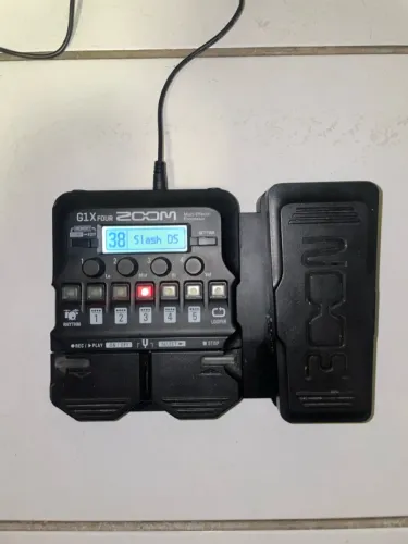 Pedaleira Zoom G1X Four COM PRESETS de bandas