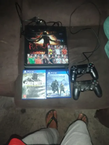 PS4 novo vai dois jogos e dois controles um pega normal e o outro tá com a bateria ruim 