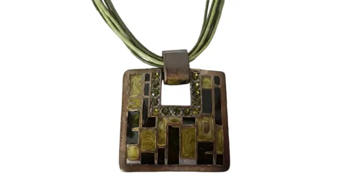 Colar de Cordão Verde Quadrada