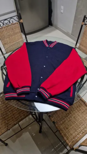 Jaqueta Casaco Estilo College Varsity - Azul e Vermelho (Tricô Encorpado)