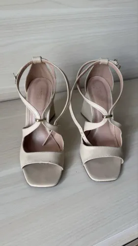 Sandália off white tamanho 35