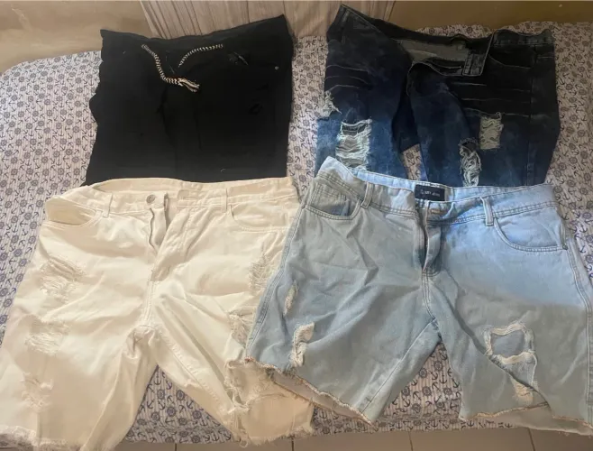 Bermudas jeans semi novas 30 reais cada uma