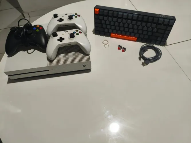 Xbox one s+3 controle+teclado mecanico INTERRESADOS ENTRAR EM CONTATO COM + *
