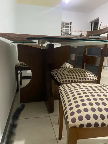 Mesa de jantar de madeira + 4 cadeiras