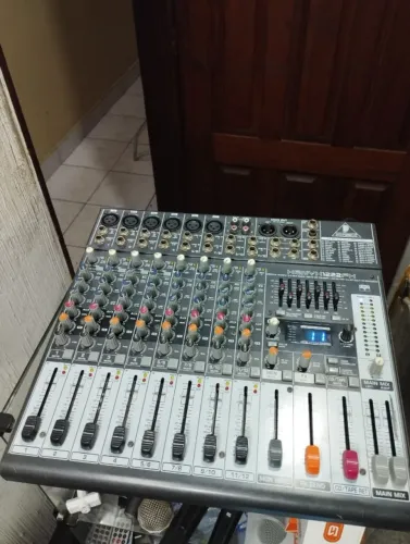 Vende se mesa de som Behringer 12 canais fucionado tudo perfeito contato 81 9 *ZAP