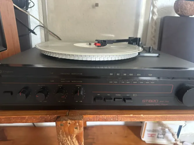 Toca disco com caixas de som