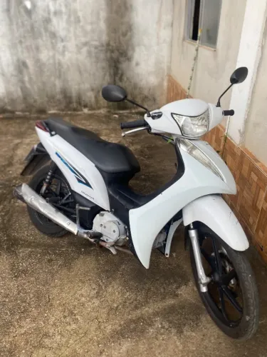 Biz 125 branca, ano 2014 moto bem conservada toda revistada no ponto de transferir. 